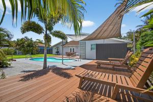 NEW Family-Friendly 4BR West Palm Oasis Heated Pool Fire Pit Grill