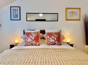 Modern 2 Bedroom Apartment Sleeps 5 - Free WiFi Free Parking