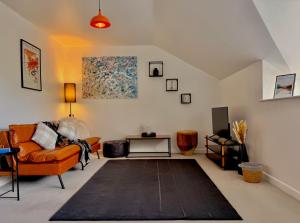 Modern 2 Bedroom Apartment Sleeps 5 - Free WiFi Free Parking