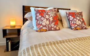 Modern 2 Bedroom Apartment Sleeps 5 - Free WiFi Free Parking