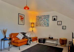 Modern 2 Bedroom Apartment Sleeps 5 - Free WiFi Free Parking