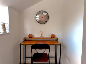 Modern 2 Bedroom Apartment Sleeps 5 - Free WiFi Free Parking