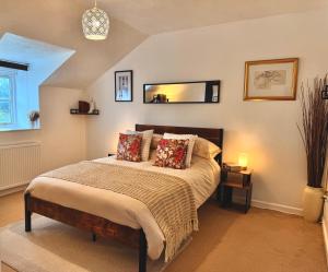 Modern 2 Bedroom Apartment Sleeps 5 - Free WiFi Free Parking