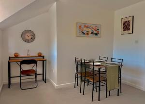 Modern 2 Bedroom Apartment Sleeps 5 - Free WiFi Free Parking