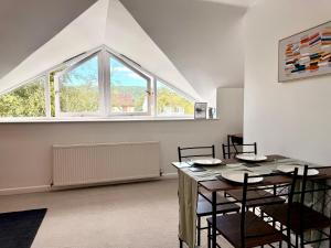 Modern 2 Bedroom Apartment Sleeps 5 - Free WiFi Free Parking