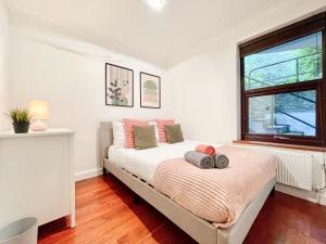 NEW 4-Bed 3-Bath Crouch End Home with Balcony and FREE Parking near Alexandra Palace , Highgate by NourNest Apartments