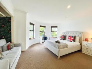 NEW 4-Bed 3-Bath Crouch End Home with Balcony and FREE Parking near Alexandra Palace , Highgate by NourNest Apartments