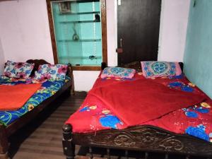 Laharya couple room