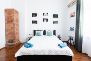 Escape in photos in top centre apartment