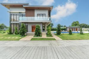 Exclusive 5-Bedroom Villa with 2 Pools and Fast Dual Wi-Fi