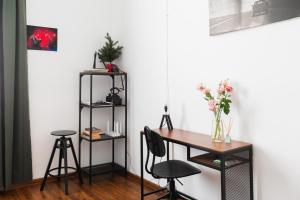 Escape in photos in top centre apartment