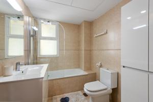 Céntrico con Piscina y Playa a 500 metros