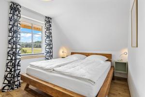 "Dünenrose" und "Tuttelduuv" unter Reet mit Kamin und Garten