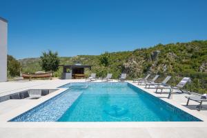 Villa River Rose with pool and jacuzzi, near the river beach