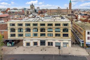 Stylish 2-bed Flat Art & Comfort In City Centre