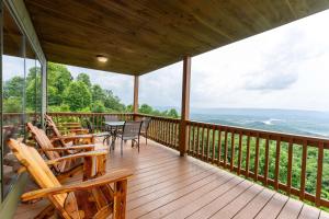 Eagles Nest Cabin with a private hot tub