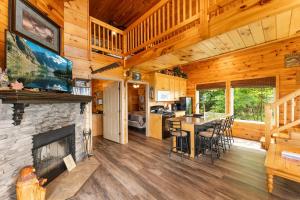 Eagles Nest Cabin with a private hot tub