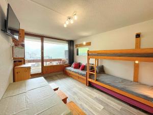 Studio économique pour 4 avec balcon exposé Sud aux Menuires, animaux admis - FR-1-452-99