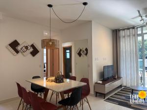 Apto completo e confortável com roupa de cama nas Toninhas – Condomínio Lumière