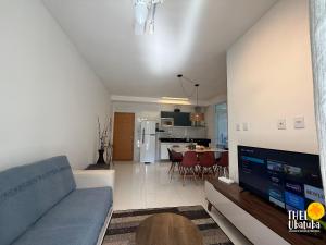 Apto completo e confortável com roupa de cama nas Toninhas – Condomínio Lumière