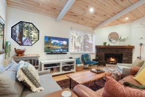 Pino Point Steps to Tahoe Beaches