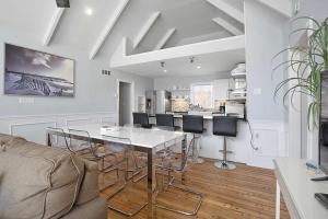 Sprawling Southampton Home: Private Pool