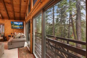 Lake Tahoe Treasure Minutes from Beach & Skiing