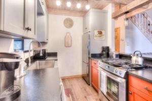 Relax at Rustic Tahoe Charm - Minutes to Lake