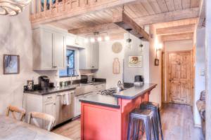 Relax at Rustic Tahoe Charm - Minutes to Lake