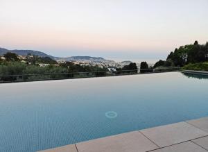 Villas Contemporary Villa with Sea View, Infinity Swimming pool, Gym , Cinema room,Lift : photos des chambres