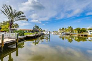Canal-Front Haven: Pool, Dock & Lanai in Palmetto