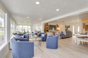 Canal-Front Haven: Pool, Dock & Lanai in Palmetto
