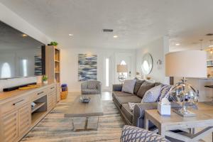 Canal-Front Haven: Pool, Dock & Lanai in Palmetto
