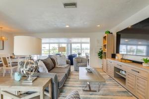 Canal-Front Haven: Pool, Dock & Lanai in Palmetto