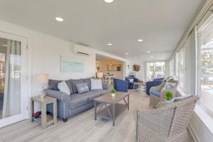 Canal-Front Haven: Pool, Dock & Lanai in Palmetto