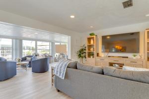 Canal-Front Haven: Pool, Dock & Lanai in Palmetto