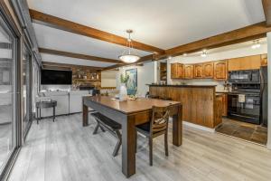 6 Br Ski Chalet, Ski In & Out, Pool and Private HotTub