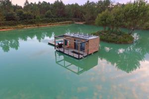 Lodge on the water in Dordogne