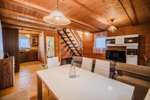 Log Cabin Vista View with Seasonal Hot Tub