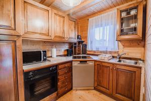 Log Cabin Vista View with Seasonal Hot Tub 