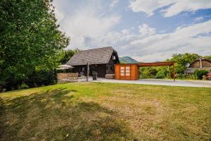 Log Cabin Vista View with Seasonal Hot Tub