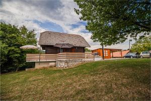Log Cabin Vista View with Seasonal Hot Tub