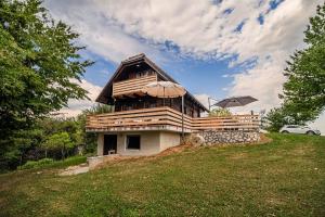 Log Cabin Vista View with Seasonal Hot Tub