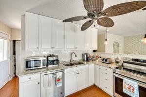 Dock and Kayaks Lake-View Home, 29 Mi to Notre Dame