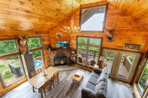 Elk Ridge with a private hot tub