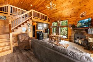 Elk Ridge with a private hot tub