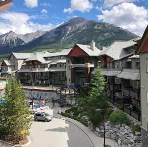 Spacious 3 Br with Heated Outdoor Pool and 3 Hot Tubs