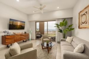 Stylish Summer 2BR Retreat w Pool & Beach Access