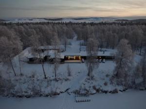 Villa Tolonen a beautiful log villa by the Ivalo River