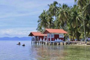 Cabins over the sea of Guna Yala Yansailadub